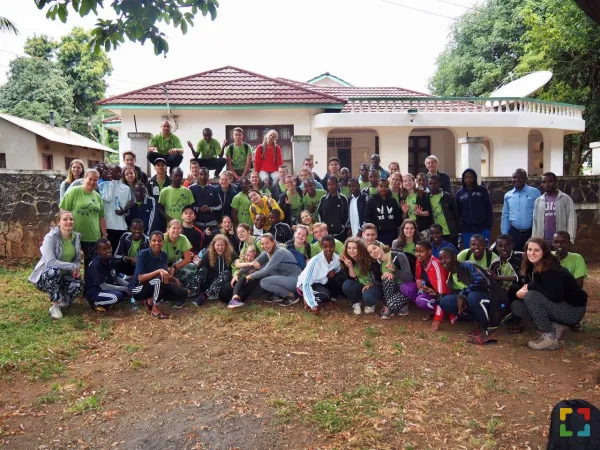 Voor wie nog in de veronderstelling leeft dat educatieve schoolreizen niet verder gaan dan tot Bokrijk, of hooguit een sensationeel eendagsbezoek aan Parijs, is het Afrikaanse land niet bepaald een voor de hand liggend doel. Tanzania is echter al sinds 2007 opgenomen in het programma van Global Exploration, een organisatie die Nederlandse jongeren de wereld – in het bijzonder ontwikkelingslanden - wil laten ontdekken. Zo kon het gebeuren dat 32 scholieren van Scholengemeenschap Sint Ursula uit Horn in juli drie weken verbluft kennis konden maken met het, voor Afrikaanse begrippen, relatief stabiele land aan de Indische Oceaan. Geen safari Tijdens deze stage kwamen de leerlingen uit Limburg écht in contact met een totaal andere cultuur en levenswijze. Ze gingen dagelijks om met lokale leeftijdgenoten en werkten samen aan projecten op vier verschillende locaties. Daar ging uiteraard een maandenlange voorbereiding aan vooraf. De scholieren zorgden zelf voor het werven van fondsen en kregen een uitgebreide traini HALLO Online.nl