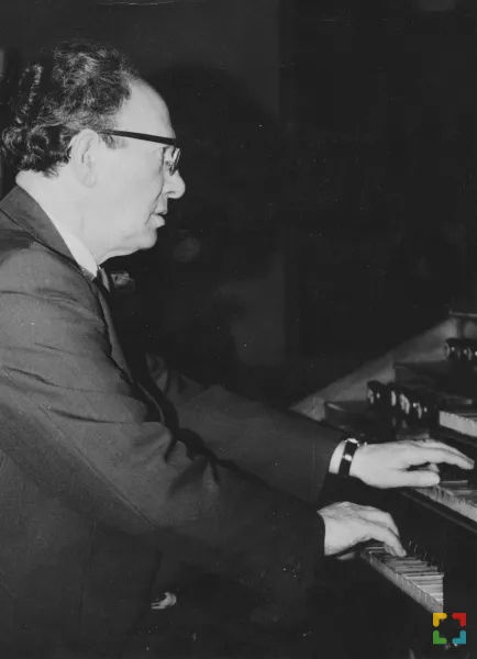 Joep Schreurs achter het orgel van de Mozes en Aäronkerk in Amsterdam 