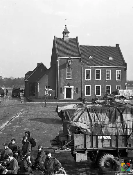 HALLO Online/Magazine De bevrijders voor het gemeentehuis te Maasbracht (foto: archief Studio Maasgouw) Buscollege Maasgouw in de Tweede Wereldoorlog op zaterdag 7 maart 2020 HALLO Online.nl