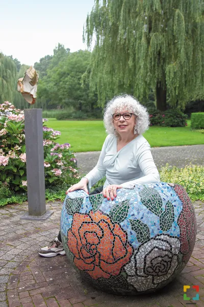 Hallo Magazine online / Marie Thérèse Schlösser uit Roggel debuteert op 24 september met  ‘Wat eeuwig duurt’