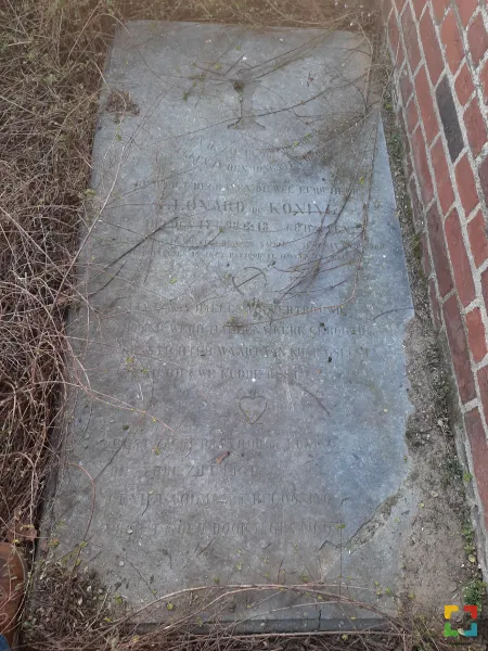 Overwoekerde zerk van pastoor De Koning bij de kerk van Haelen HALLO Magazine Online.nl