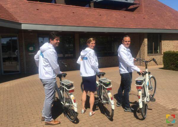 Pim, Iris en Harold (vlnr) staan klaar om de kernen in te gaan. Dat doen ze regelmatig op de fiets. Foto: gemeente Nederweert.