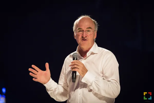 HALLO Online/Magazine/ Nanobioloog en universiteitshoogleraar Peter Peters  vewrtelt u over TOF: een nieuwe kankertherapie HALLO Online.nl