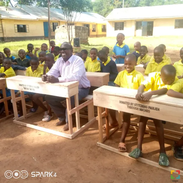 HALLO Historie: Schoolbankjes voor Kenia  ’Donated bij Stitching (!) Paulien’