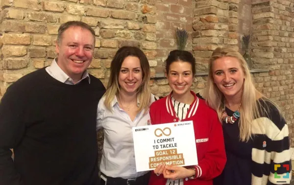 op de foto 'Together with World Merit' is van links naar rechts: Chris Arnold (founder World Merit), Jiska van Wijk (vriendin van mij die daar vanaf januari stage loopt), ik, Marlou Hermsen (zij heeft samen met Chris World Merit vanaf begin opgezet).