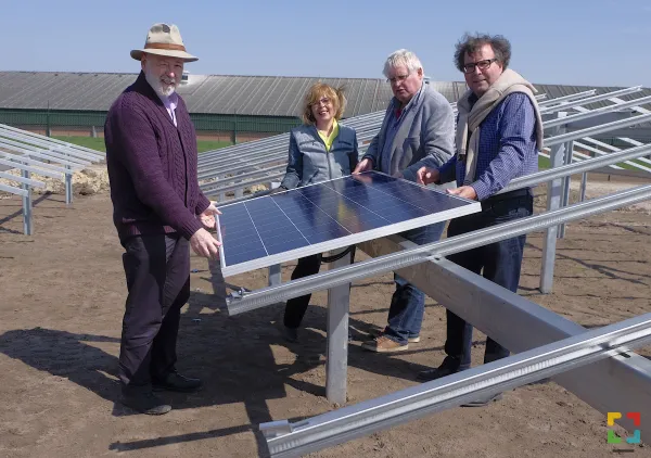 HALLO Online/Magazine/: Bestuur WeertEnergie legt eerste zonnepaneel v.l.n.r.: Mathias Last, Karin Nijs, Peter Gloudi en Jan Scholts.  HALLO Online.nl