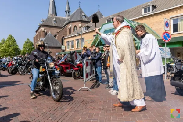 Hallo Magazine online /  We mogen weer, de jaarlijkse motor- brommer zegening