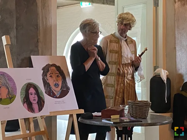 Laquis Frans is de gastheer bij de boekpresentatie (met rechts van de lakei schrijfster Truus Manders-Scheres).