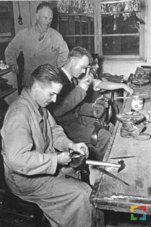 Heythuysen 1954: werkplaats firma van der Kop-Timmermans Aan de werkbank de schoenmakers Piet van der Kop, Lambert Knippenberg en Piet Brummans. staand: Jan van der Kop.